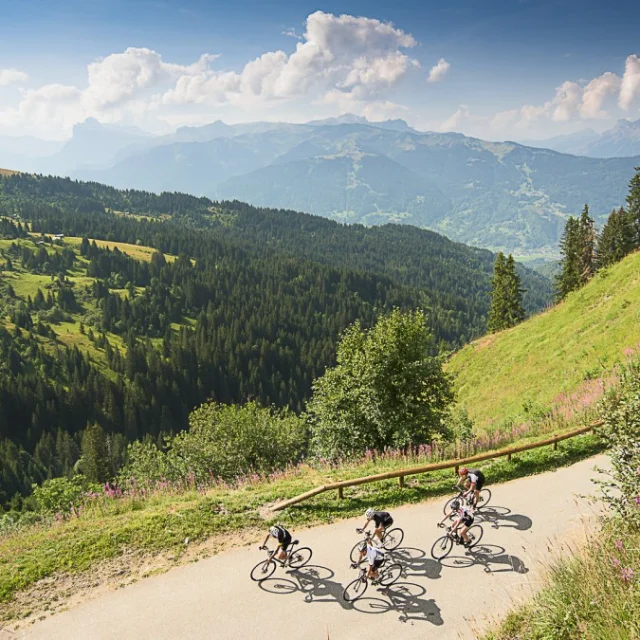 Radfahren auf der Straße nach Joux Plane